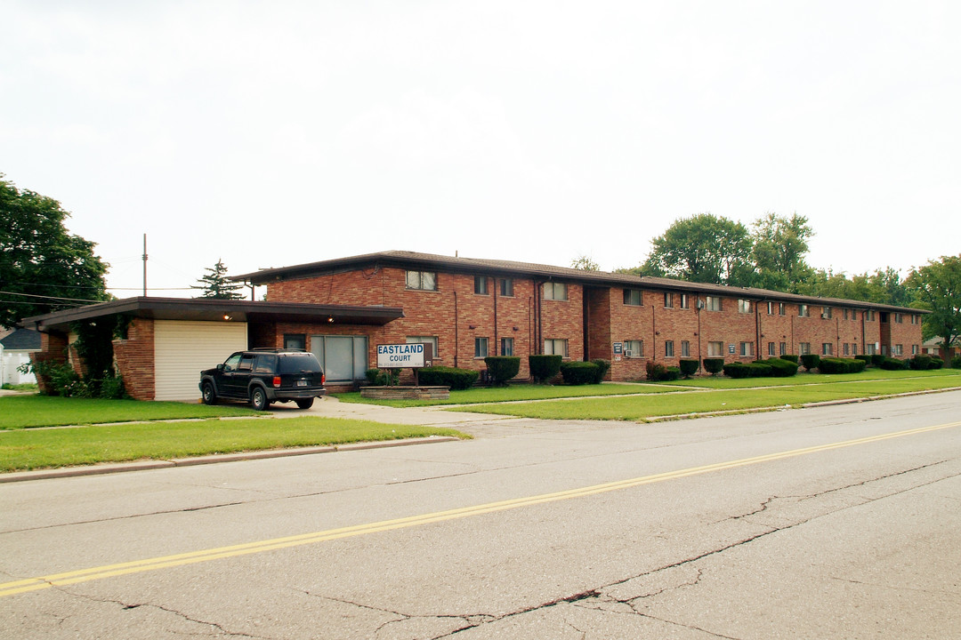 Eastland Court in Detroit, MI - Foto de edificio