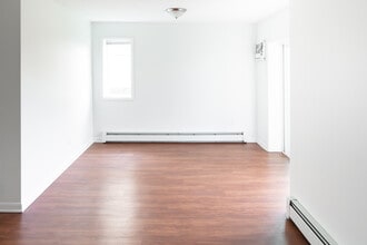 Kaal Rock Manor Apartments in Poughkeepsie, NY - Building Photo - Building Photo