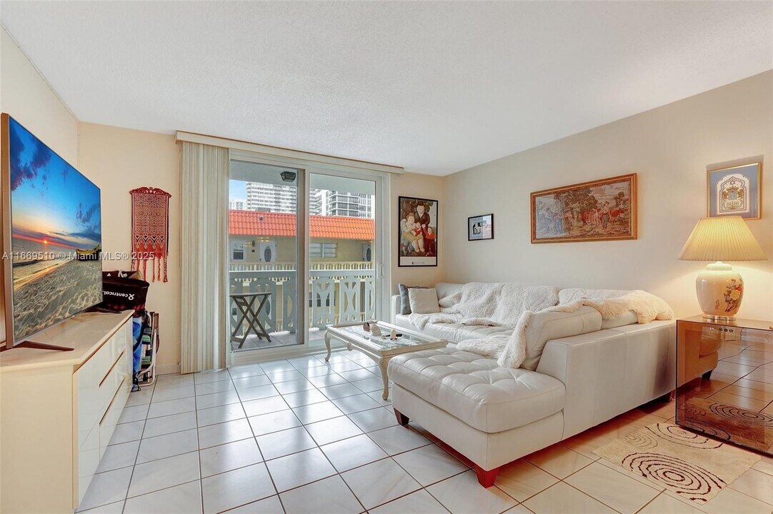 3113 S Ocean Dr in Hallandale Beach, FL - Building Photo