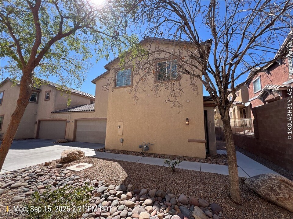 9814 W Overlook Ridge Ave in Las Vegas, NV - Foto de edificio