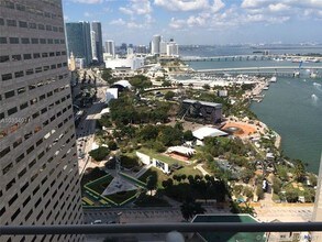 325 Biscayne Blvd in Miami, FL - Foto de edificio - Building Photo