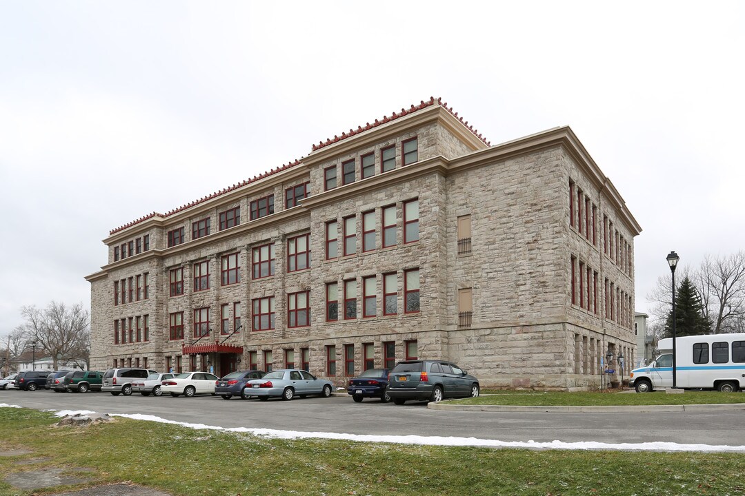 Albion Academy Apartments in Albion, NY - Foto de edificio