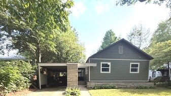 707 W Iowa St in Urbana, IL - Building Photo