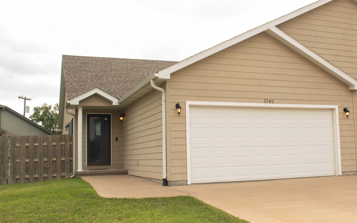 2142 Oxford Dr in Salina, KS - Building Photo