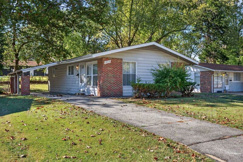 10115 Saffron Dr in St. Louis, MO - Building Photo