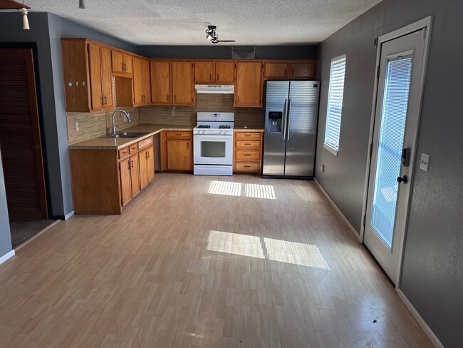 115 E 9th St in Denver City, TX - Foto de edificio - Building Photo
