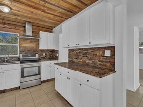 703 5th Pl SW in Vero Beach, FL - Foto de edificio - Building Photo