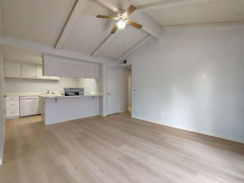 6608 Gold Run Ave in Sacramento, CA - Building Photo