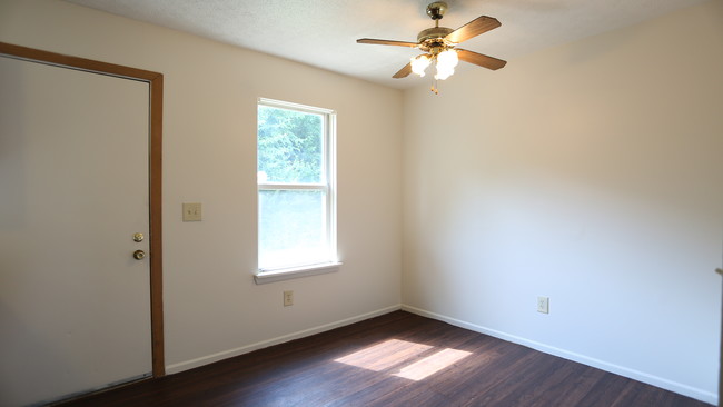 Madison Grove Townhomes in Columbus, OH - Building Photo - Interior Photo