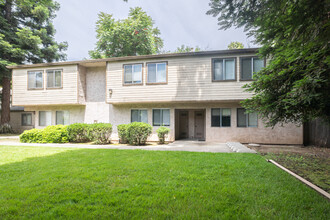 AMG Townhomes in Chico, CA - Building Photo - Building Photo