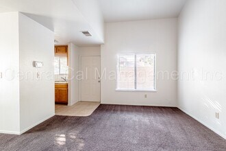 8412 Laborough Dr-Unit -Apt D in Bakersfield, CA - Building Photo - Building Photo