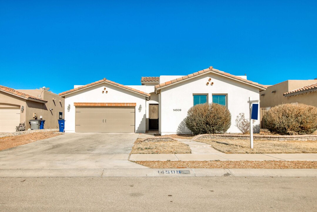 14509 Holly Springs in El Paso, TX - Foto de edificio