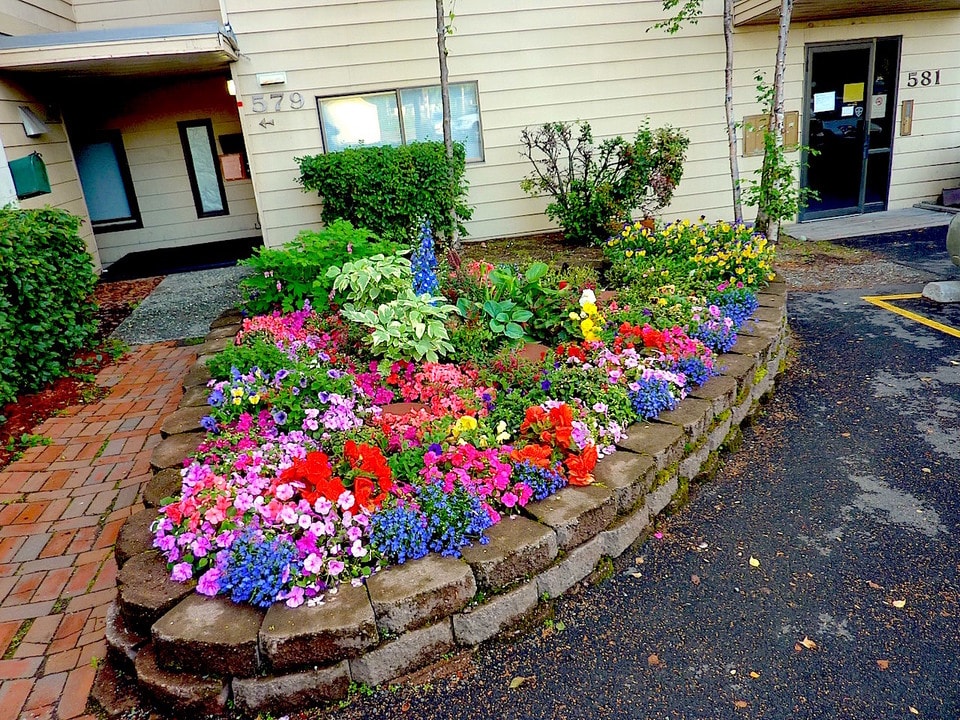 Creekside Terrace in Anchorage, AK - Foto de edificio