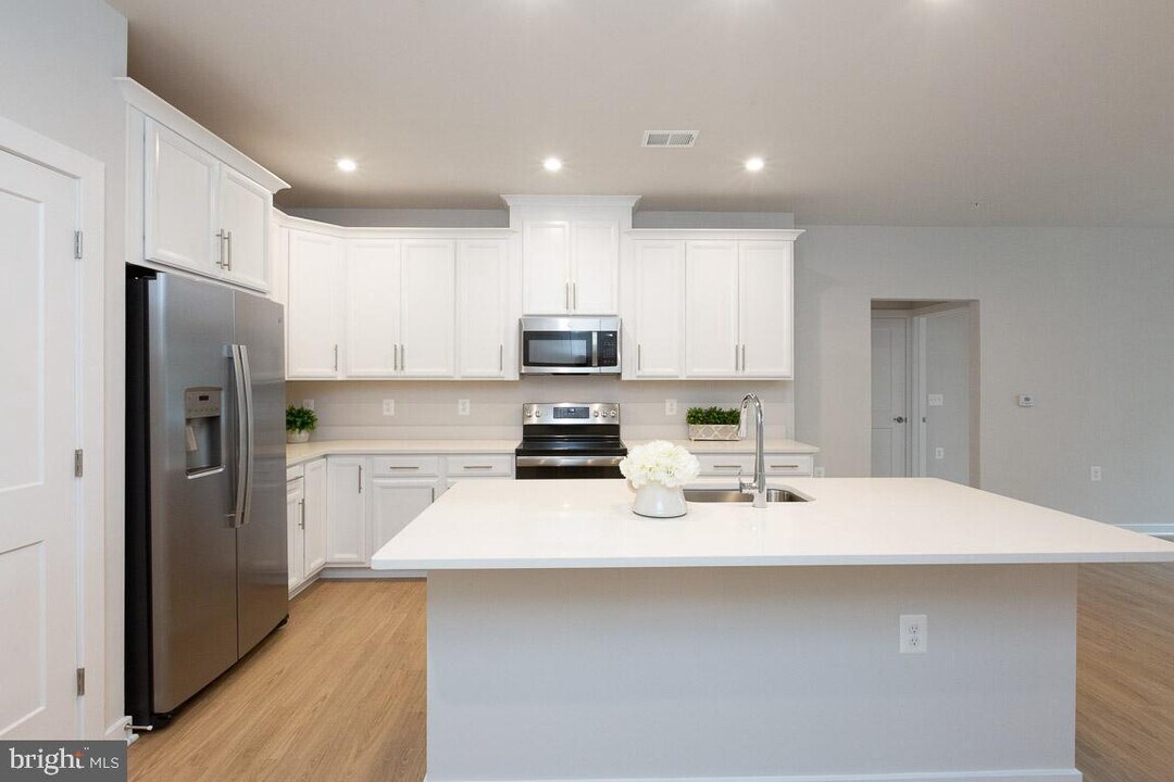 1669 Bandit Loop-Unit -103A in Reston, VA - Building Photo