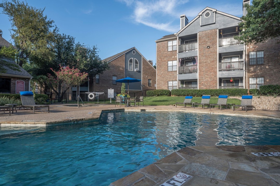 Overlook At Bear Creek in Euless, TX - Building Photo