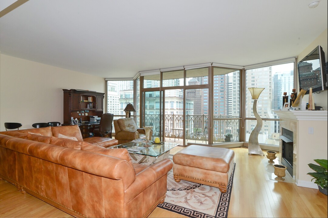 52 W Elm St, Unit 3501 in Chicago, IL - Building Photo