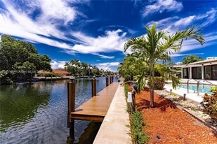 636 Hibiscus Dr in Hallandale Beach, FL - Building Photo