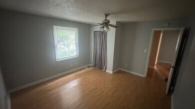 204 Avondale Ave, Unit B in Champaign, IL - Foto de edificio - Building Photo