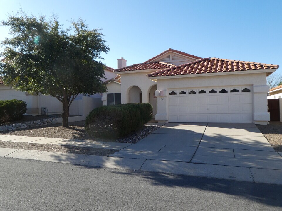 7730 E Calle Bien Nacida in Tucson, AZ - Foto de edificio