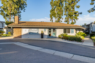 Park in Escondido, CA - Foto de edificio - Building Photo