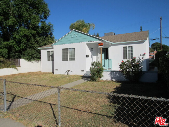 5650 Lindley Ave in Los Angeles, CA - Building Photo - Building Photo