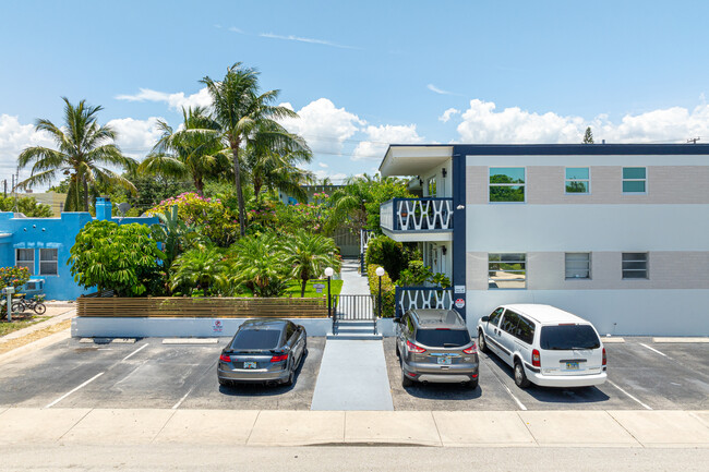 Laurel Villa in Lake Worth, FL - Foto de edificio - Building Photo