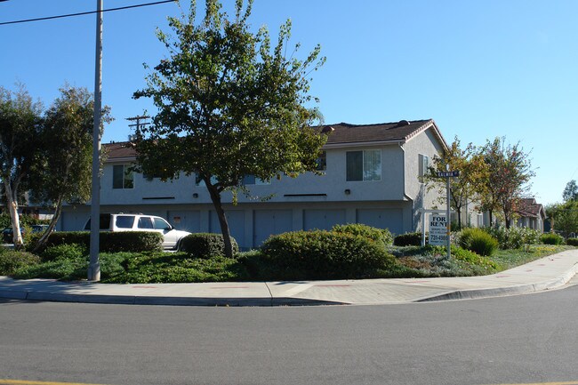 Kalmia Courtyards in Fallbrook, CA - Building Photo - Building Photo