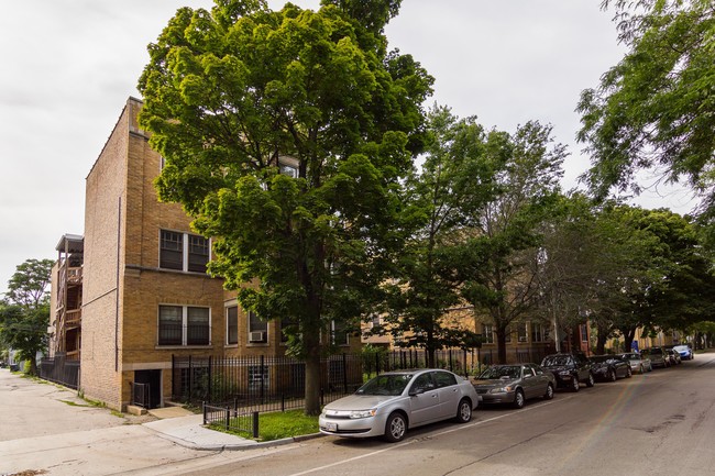 7064 N Ashland Blvd in Chicago, IL - Building Photo - Building Photo