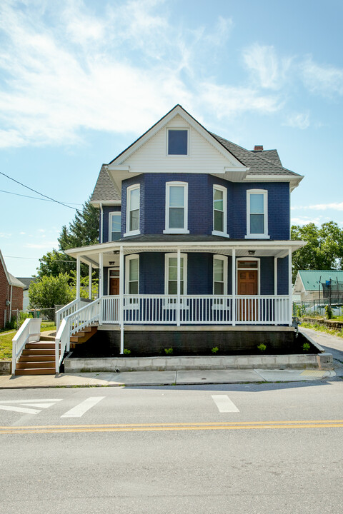 213 Fairview Ave in Waynesboro, PA - Building Photo