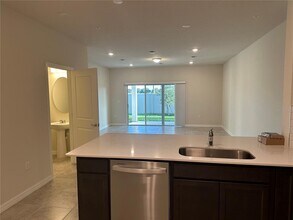3079 Emerald Acrs Ln in Sanford, FL - Foto de edificio - Building Photo