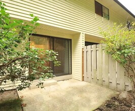 Los Verdes Townhomes in Gladstone, OR - Building Photo - Building Photo
