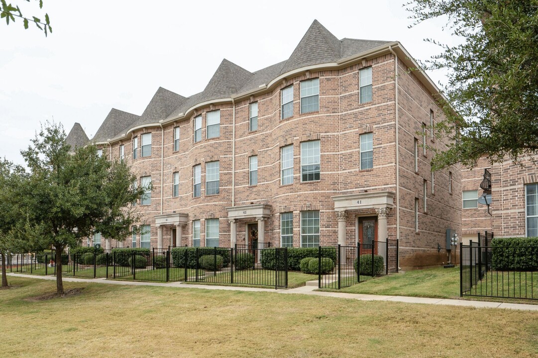 2500 Rockbrook Dr in Lewisville, TX - Building Photo