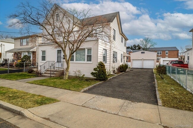 9 Hanover Pl in Rockville Centre, NY - Building Photo - Building Photo