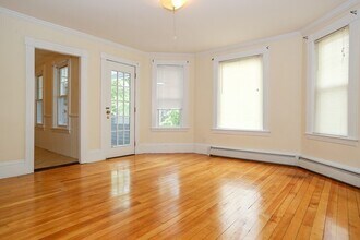 51 Grand St, Unit # 2 in Leominster, MA - Foto de edificio - Building Photo