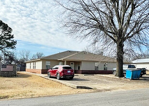 610-616 W Jefferson Ave in Checotah, OK - Building Photo - Building Photo