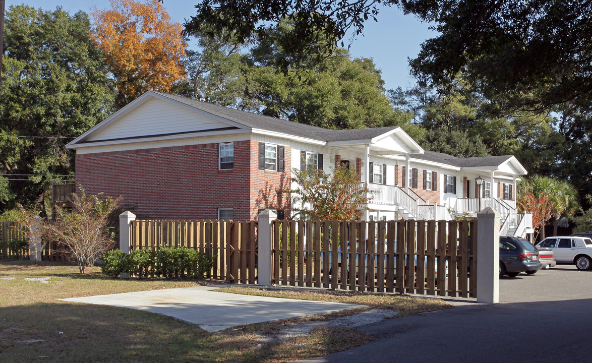 3930 Azalea Dr in North Charleston, SC - Building Photo