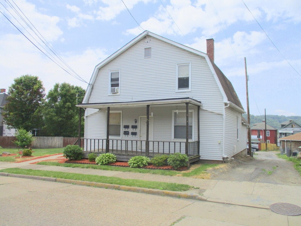 1111 Lenz Ave, Unit 4 in Ambridge, PA - Building Photo