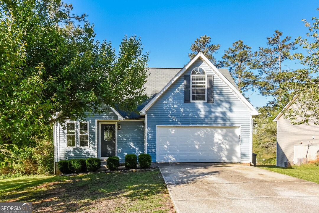 7834 Lake Crest Way in Douglasville, GA - Building Photo