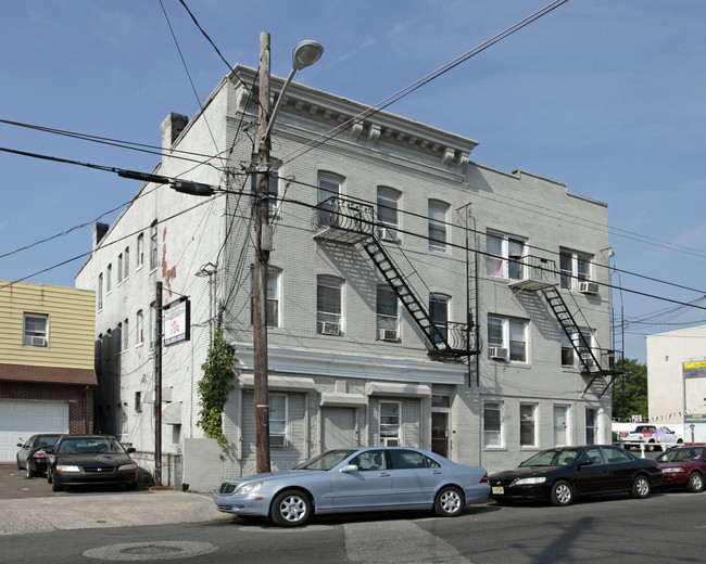 435 New Brunswick Ave in Perth Amboy, NJ - Foto de edificio - Building Photo