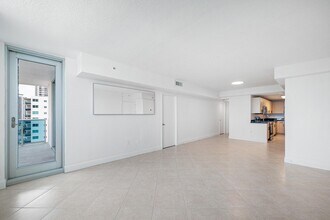 7501 E Treasure Dr in North Bay Village, FL - Building Photo - Building Photo