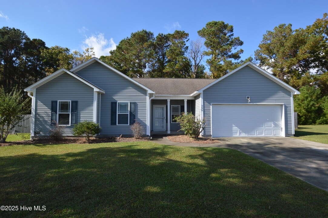 222 Lakeside Dr in Sneads Ferry, NC - Building Photo
