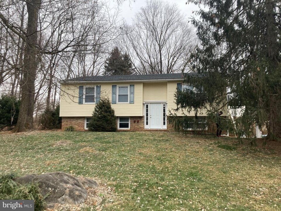 162 Meadowlark Ln in Shepherdstown, WV - Building Photo