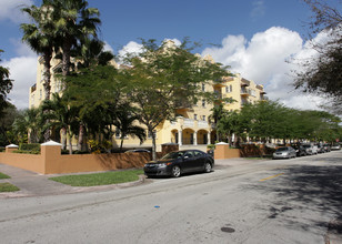 La Hacienda in the Gables in Coral Gables, FL - Building Photo - Building Photo