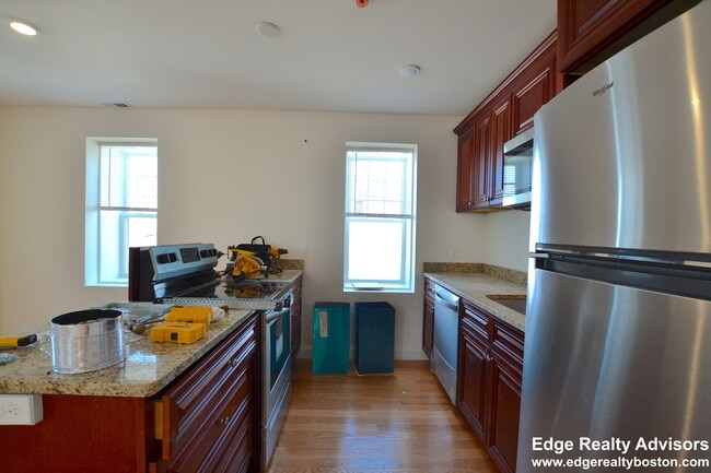 11 Sawyer Ter, Unit 3 in Boston, MA - Building Photo - Building Photo