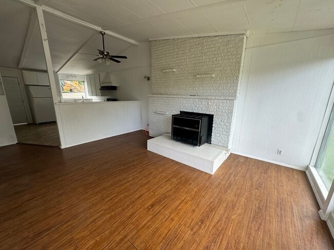 1046 NE Lincoln St in Roseburg, OR - Building Photo - Building Photo