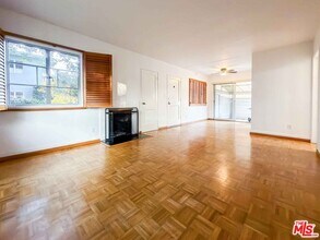 5243 Village Green in Los Angeles, CA - Foto de edificio - Building Photo