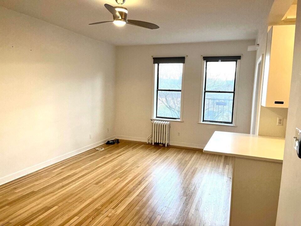 821 Bergen Ave in Jersey City, NJ - Foto de edificio