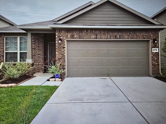 property at 2714 Summer Ln