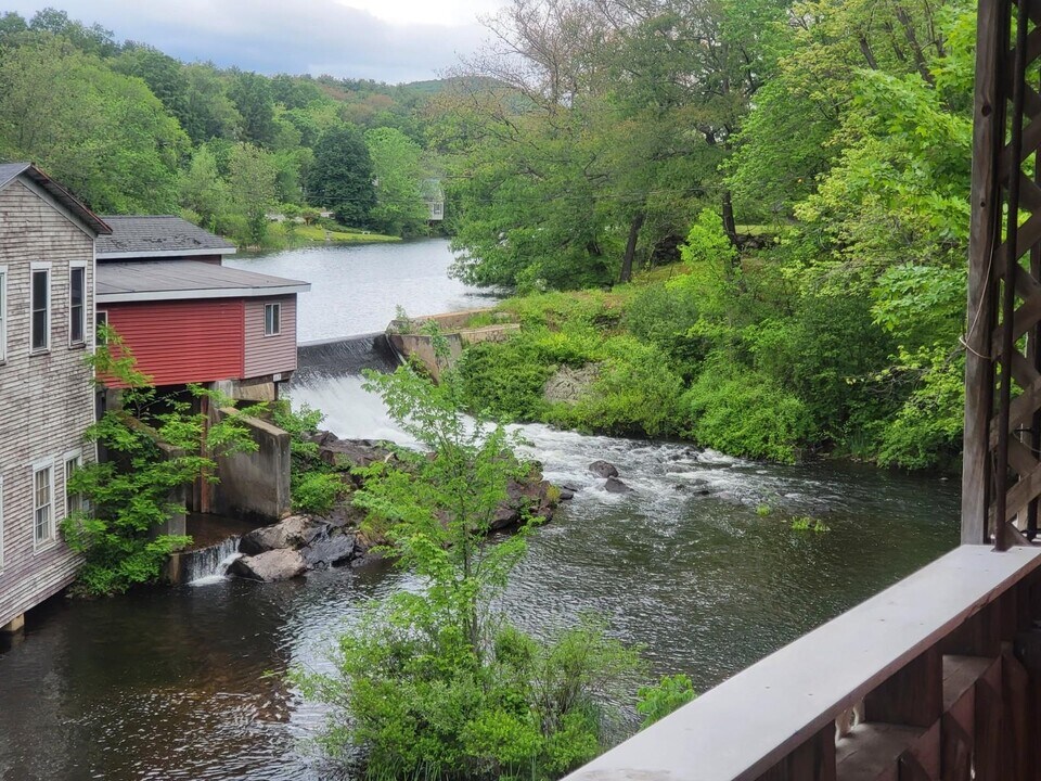 18 Main St in Ashland, NH - Building Photo