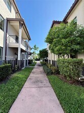 4803 NW 83rd Ct in Doral, FL - Foto de edificio - Building Photo